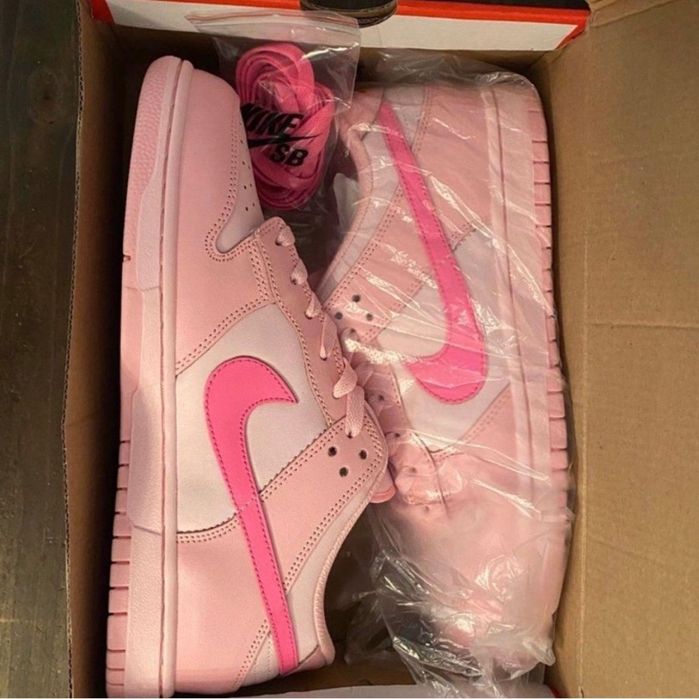 Nike Triple pink dunks ! 💗💗💗